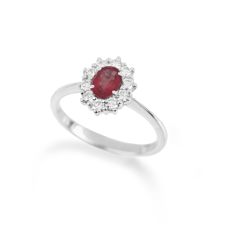 Anello con rubino ovale e contorno di diamanti