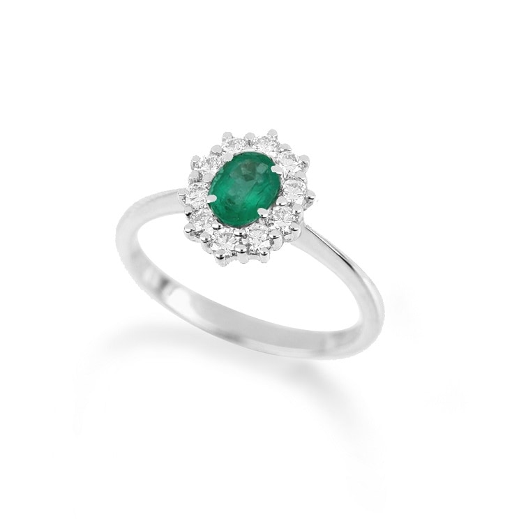 Anello con smeraldo ovale e contorno di diamanti