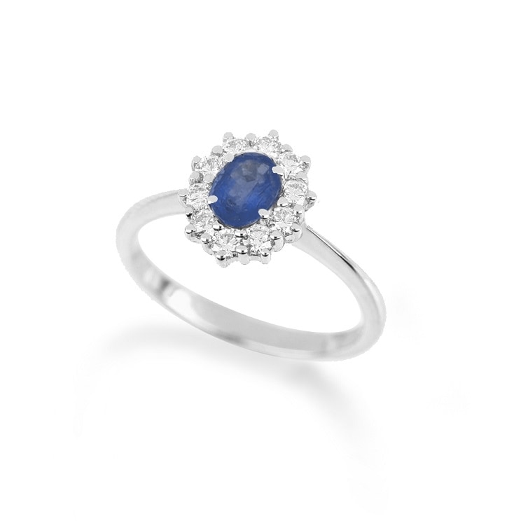 Anello con zaffiro ovale e contorno di diamanti