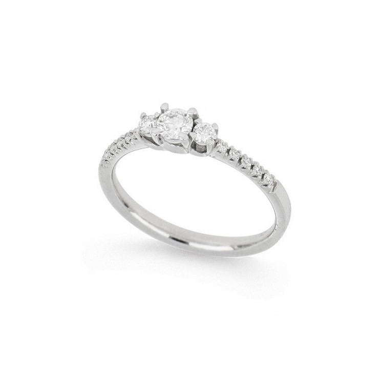 Anello solitario con diamanti laterali