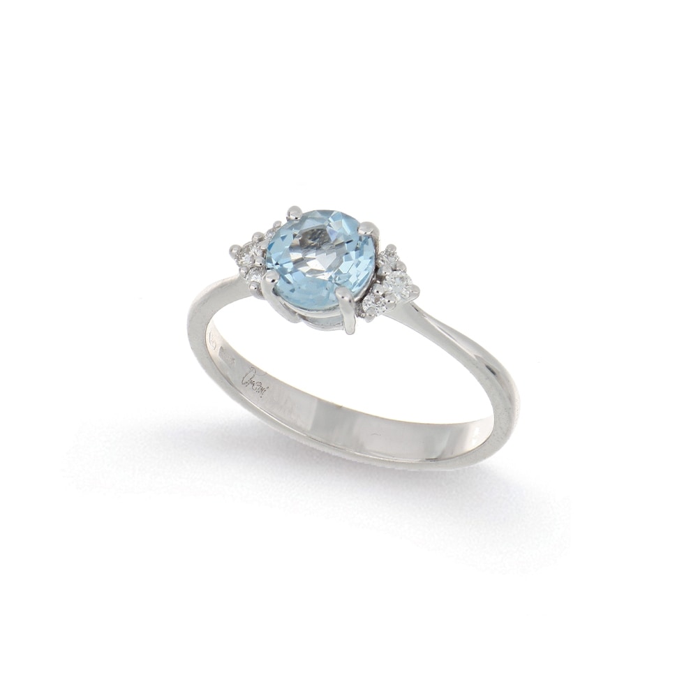 Anello con acquamarina tonda e diamanti laterali