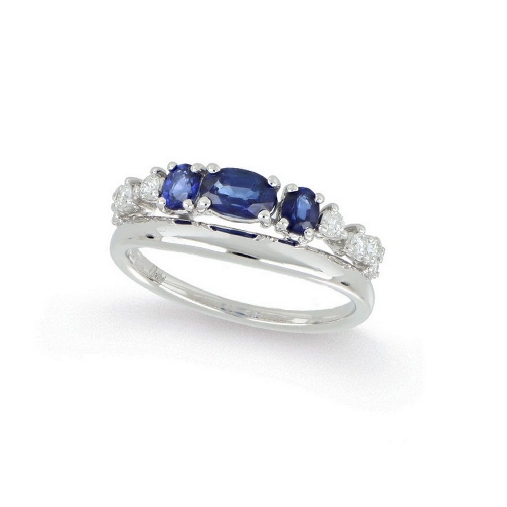 Anello con tre zaffiri ovali e diamanti
