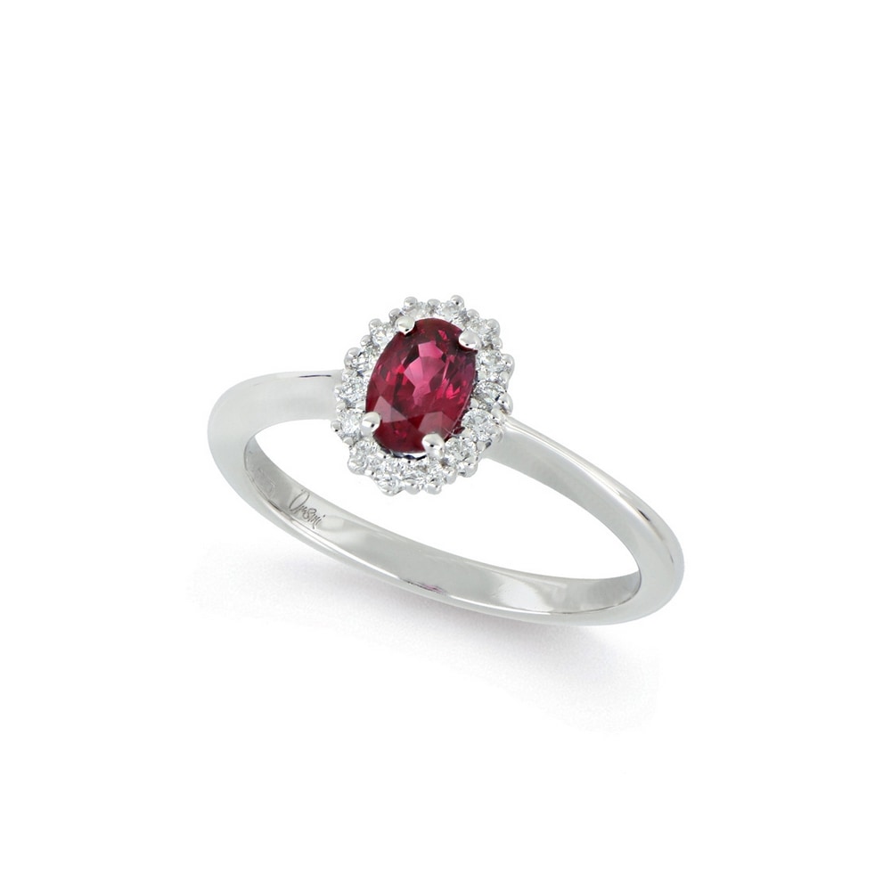Anello con rubino ovale e contorno di diamanti