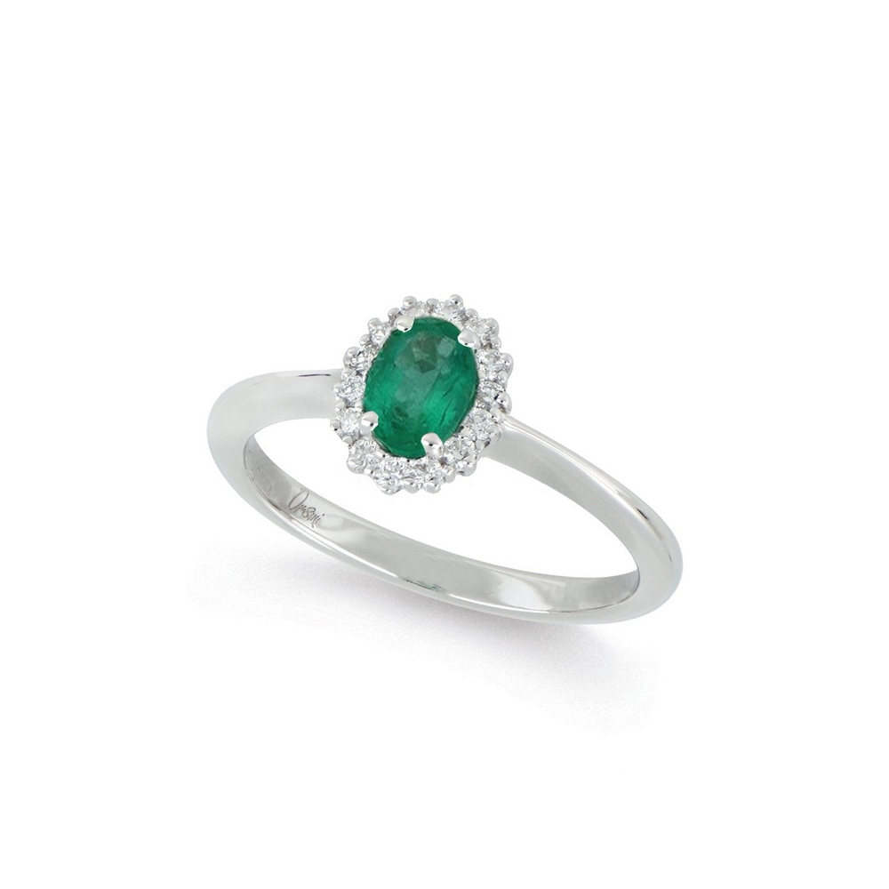 Anello con smeraldo ovale e contorno di diamanti