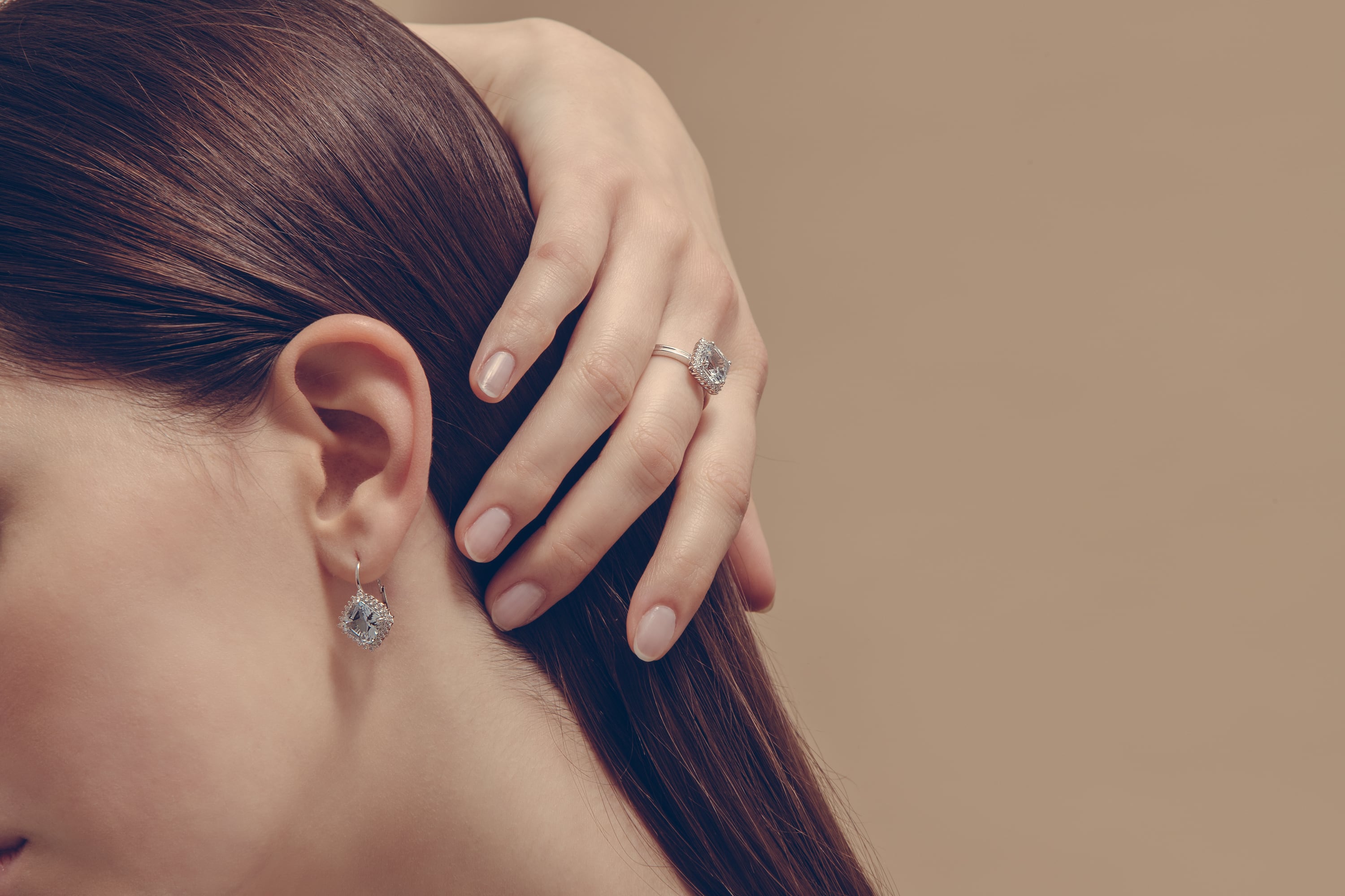 Un anello di fidanzamento con una gemma naturale